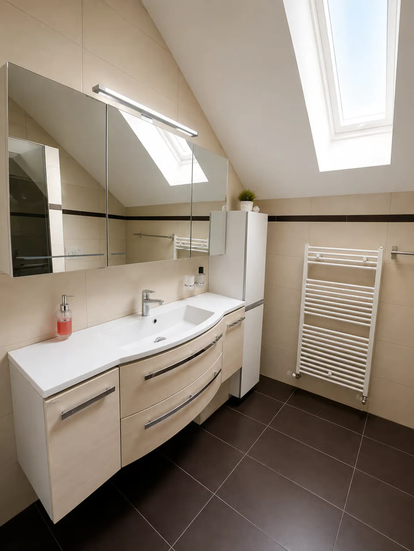 Charaktervolle Immobilie mit 3 Wohnungen - 393 m² Wohnfläche in Romont - Foto 13 von 13