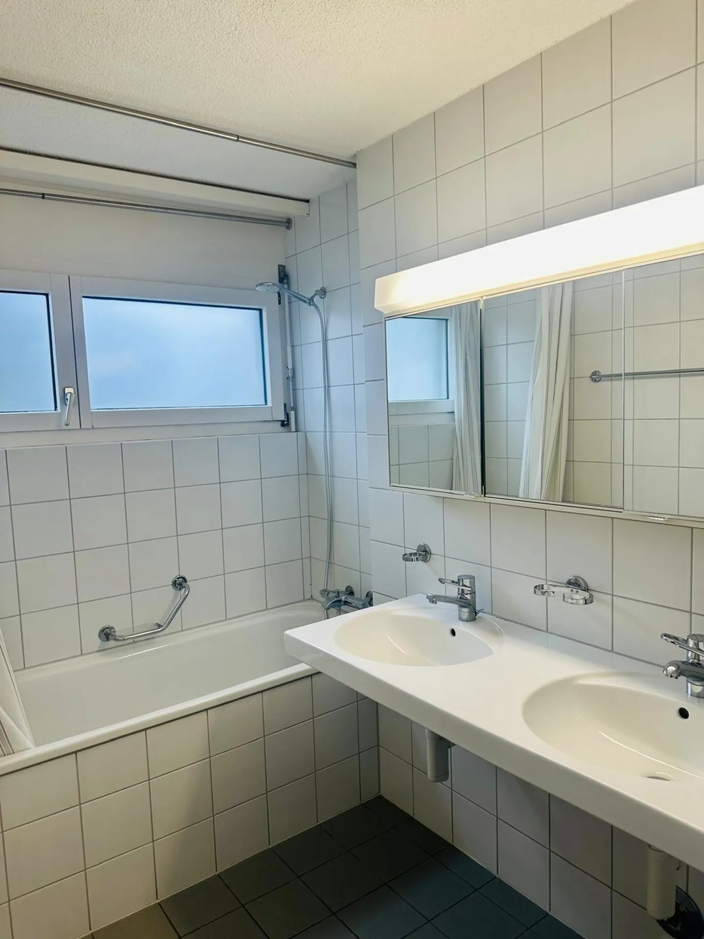 Appartement ensoleillé avec grand balcon - calme et familial - Photo 8 sur 9