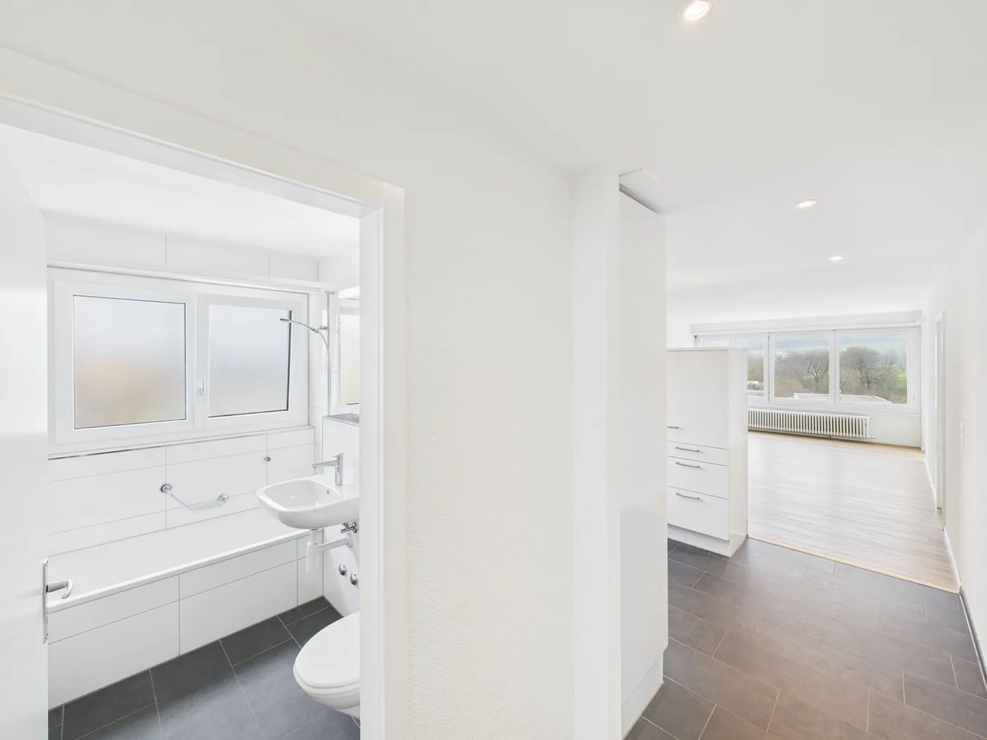 Light-Filled Apartment with Scenic Views and Optimal Connectivity - Photo 5 of 7