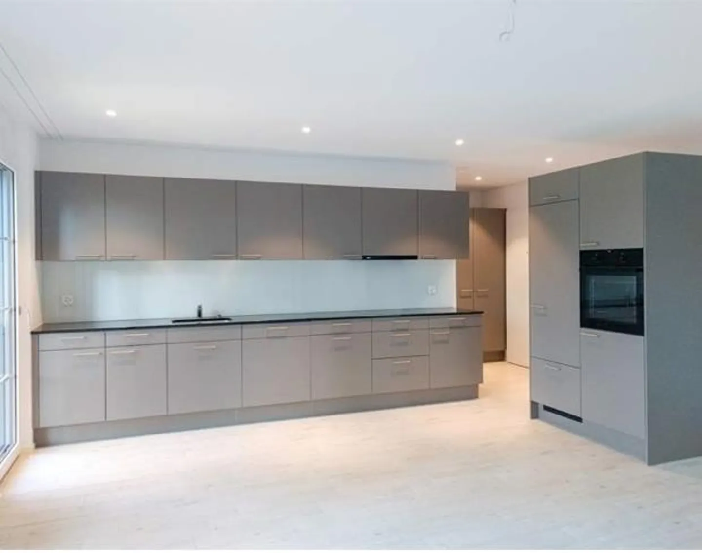 Moderne 2.5 Zimmer-Wohnung mit grossen Sitzplatz - Foto 2 von 4