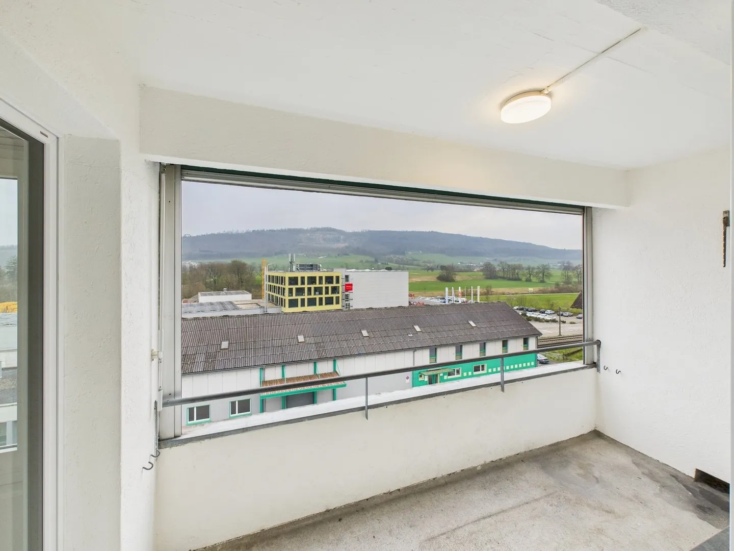 Light-Filled Apartment with Scenic Views and Optimal Connectivity - Photo 7 of 7