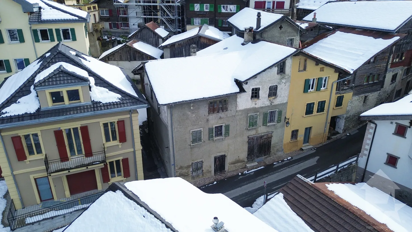 Ampia casa di villaggio di 350 m2 da ristrutturare nel centro di Varen - Foto 1 di 22