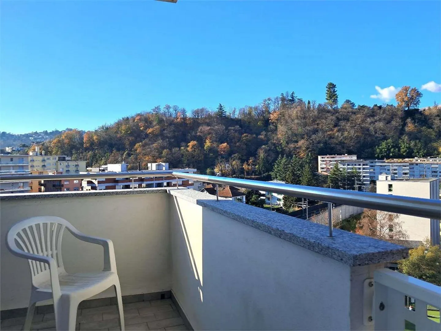 Attico rinnovato con vista - Foto 9 di 10