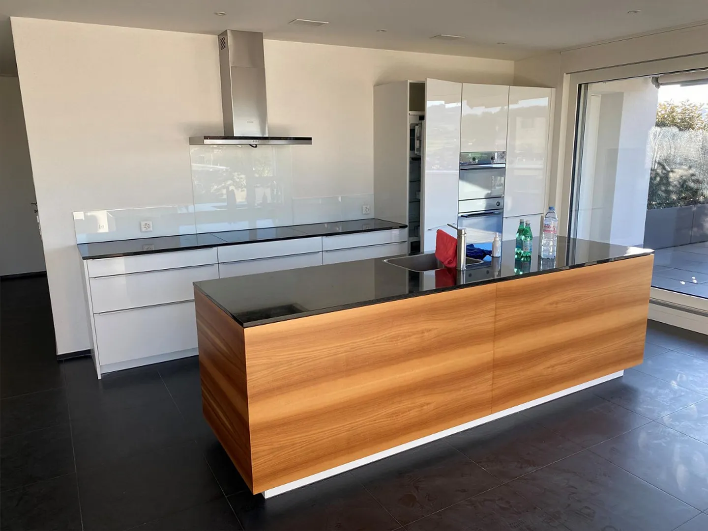 Dreamlike penthouse apartment seeks long-term tenants - Photo 3 of 11