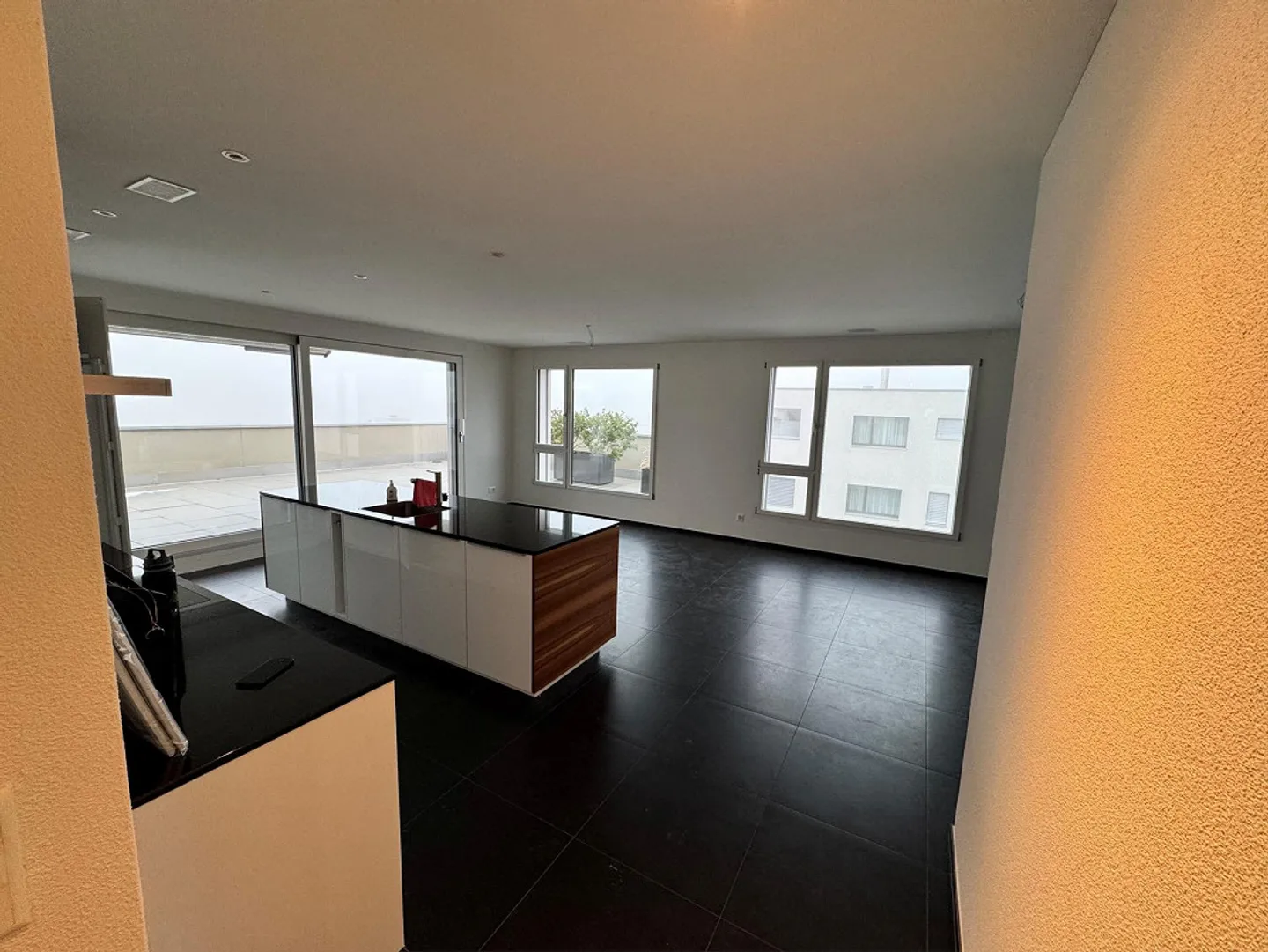 Dreamlike penthouse apartment seeks long-term tenants - Photo 5 of 11