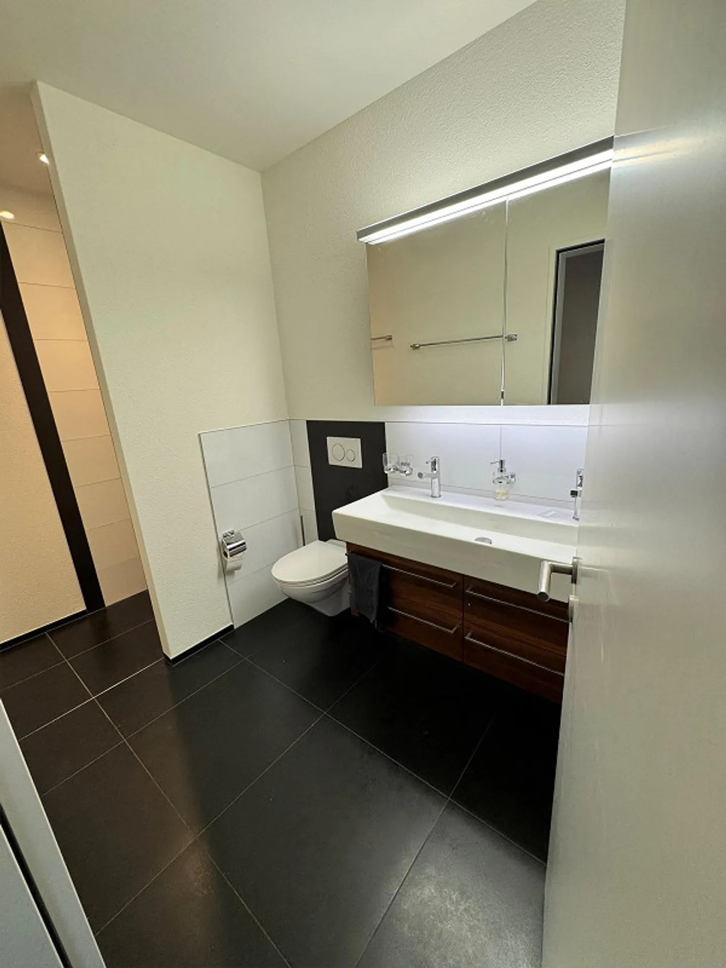 Dreamlike penthouse apartment seeks long-term tenants - Photo 8 of 11