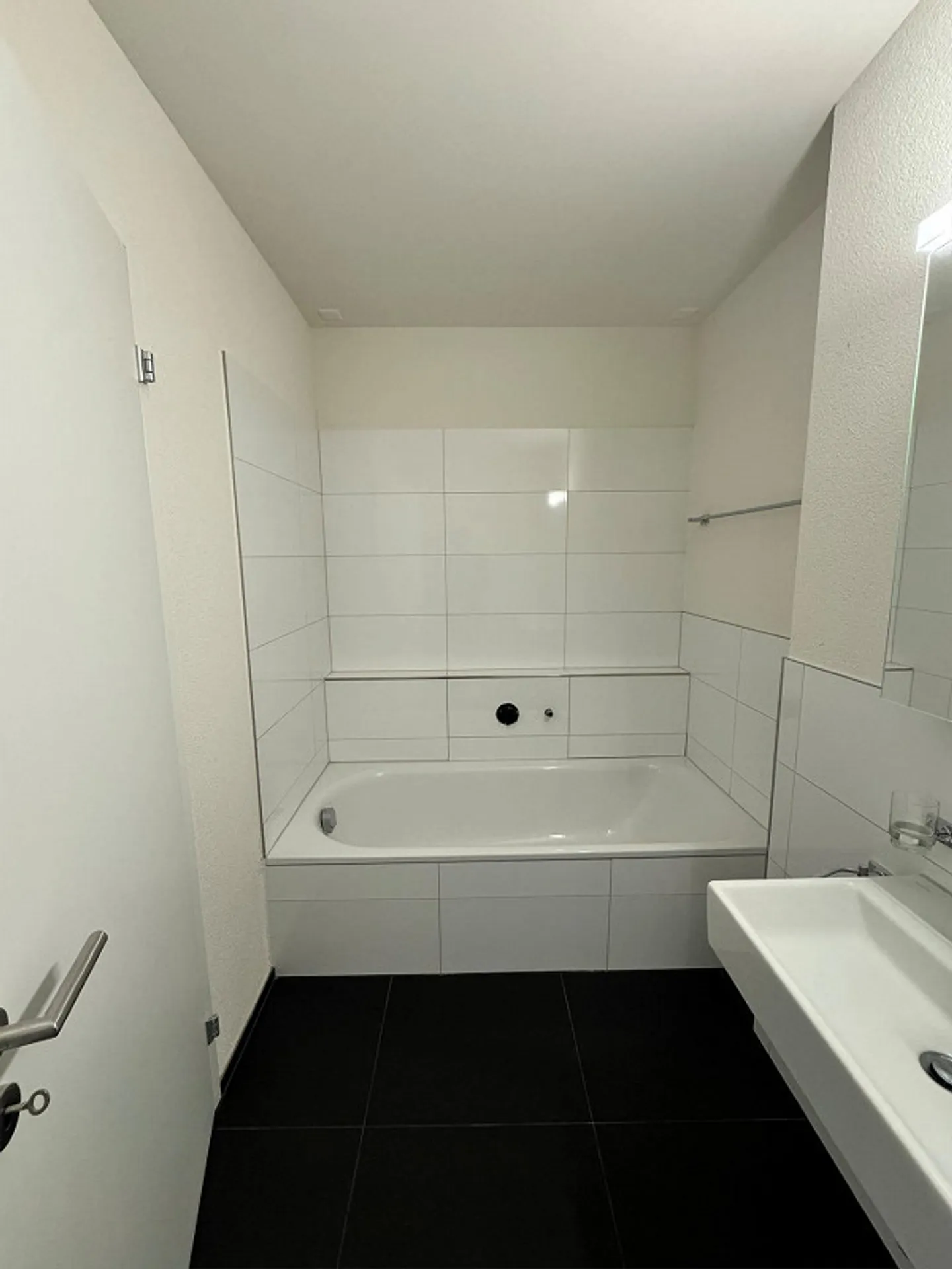 Dreamlike penthouse apartment seeks long-term tenants - Photo 9 of 11