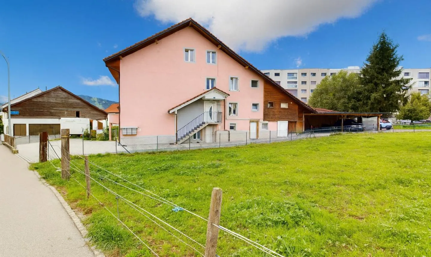 IMMEUBLE DE RENDEMENT RÉNOVÉ, AU CALME, PROCHE DE BULLE EN PLEIN ESSOR - Photo 3 sur 13