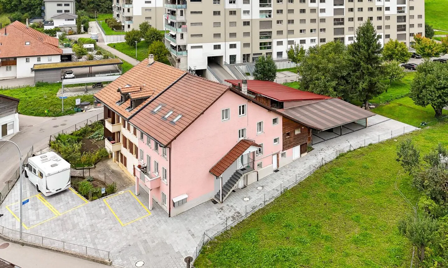 IMMEUBLE DE RENDEMENT RÉNOVÉ, AU CALME, PROCHE DE BULLE EN PLEIN ESSOR - Photo 4 sur 13