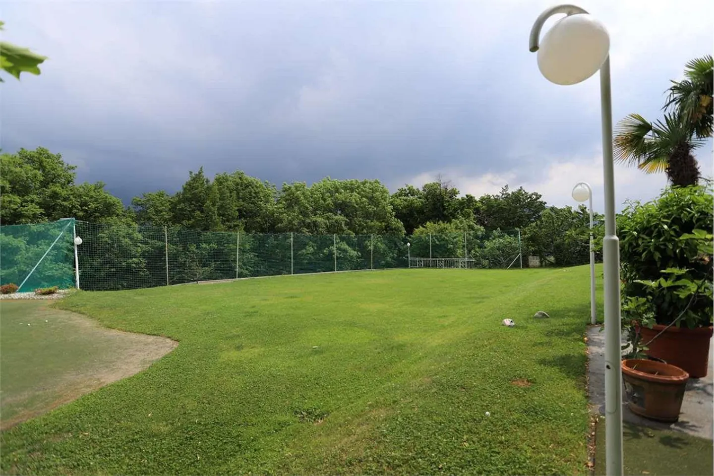 BAUBARES LAND FÜR HANDWERKLICHE UND KOMMERZIELLE NUTZUNG - Foto 1 von 1