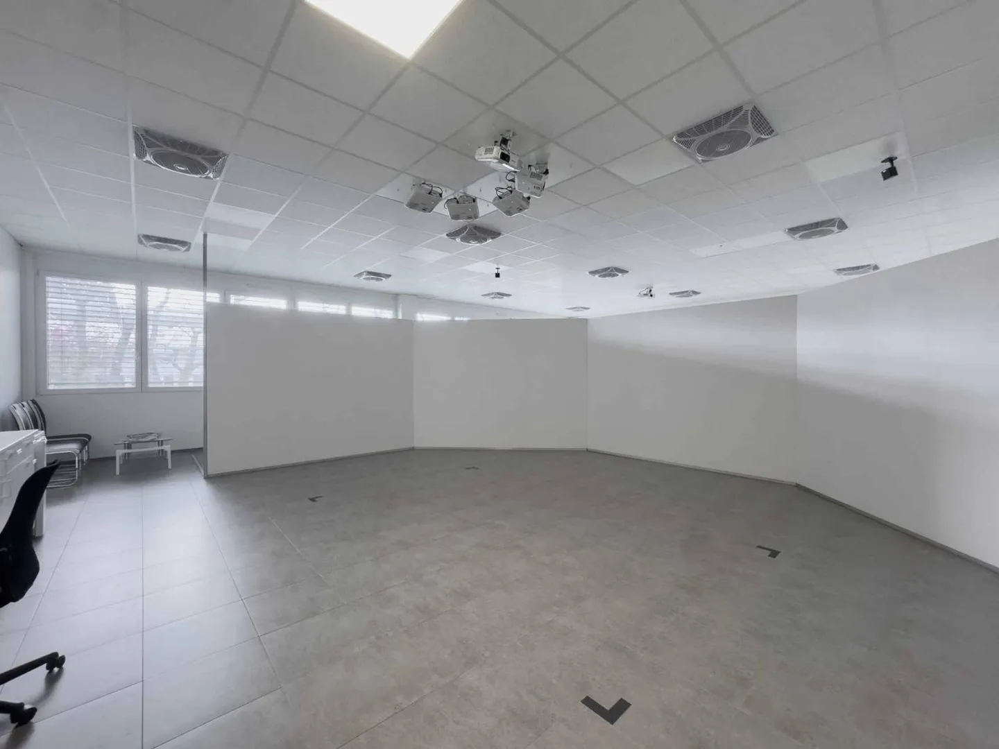 Bureau lumineux de 125 m² en Open-Space - Photo 2 sur 8