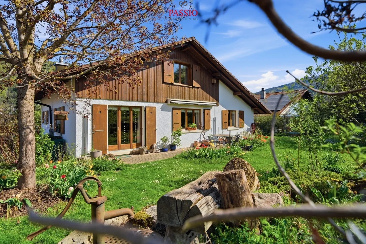 Charming 5.5-Room Single-Family House with a Wide View and Large Garden - Photo 1 of 45