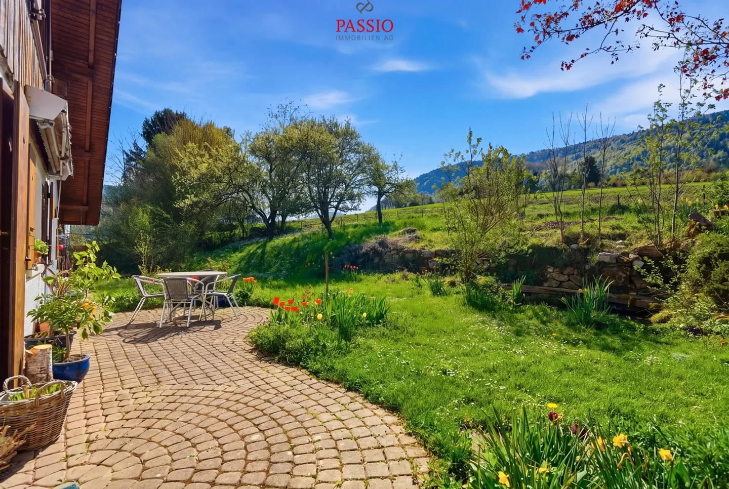 Charming 5.5-Room Single-Family House with a Wide View and Large Garden - Photo 3 of 45