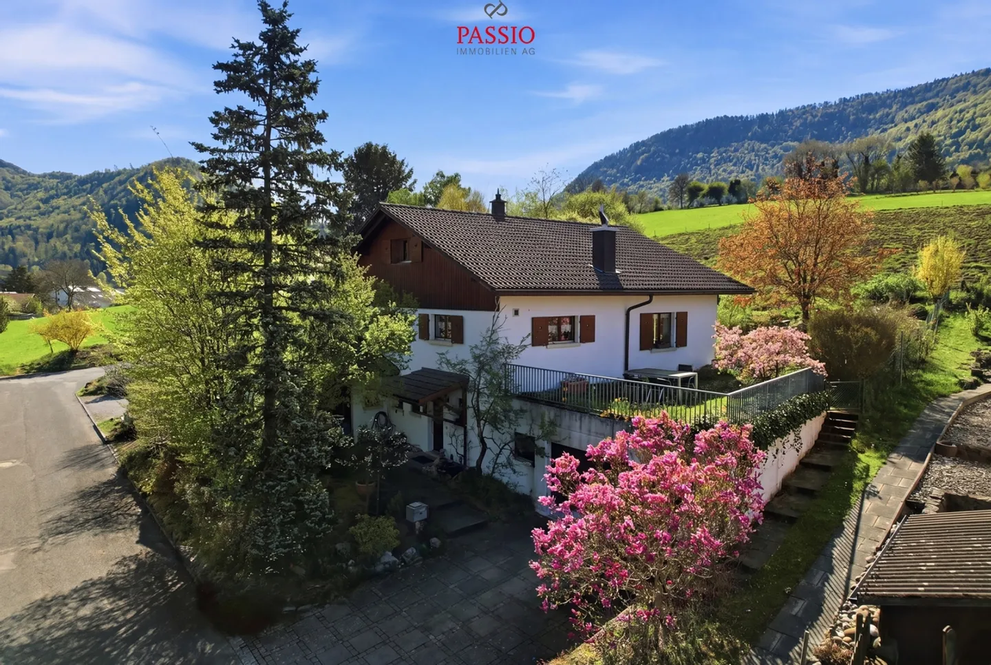 Charming 5.5-Room Single-Family House with a Wide View and Large Garden - Photo 2 of 45