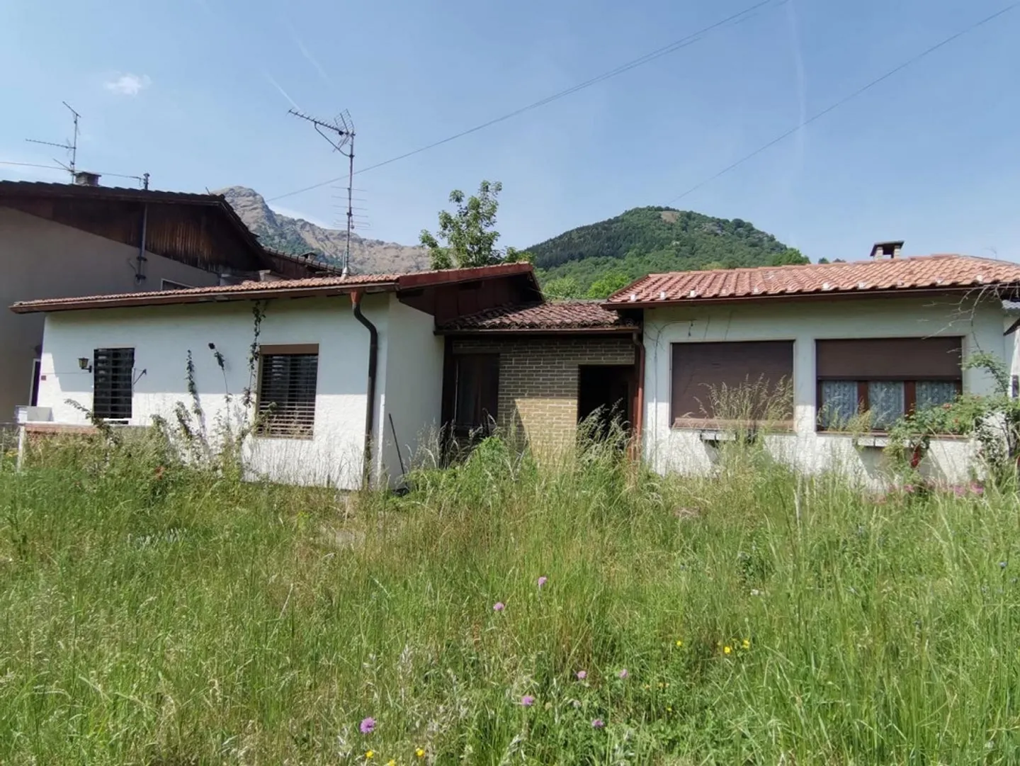 Charming House with Garden - Photo 1 of 15