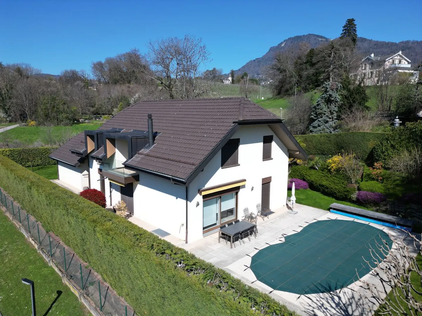 BEAUTIFUL INDIVIDUAL VILLA WITH 7.5 ROOMS AND SWIMMING POOL IN A RESIDENTIAL AREA - Photo 2 of 13