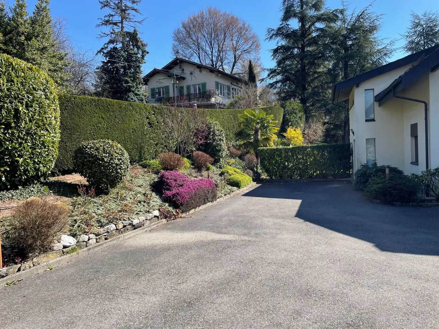 BEAUTIFUL INDIVIDUAL VILLA WITH 7.5 ROOMS AND SWIMMING POOL IN A RESIDENTIAL AREA - Photo 6 of 13