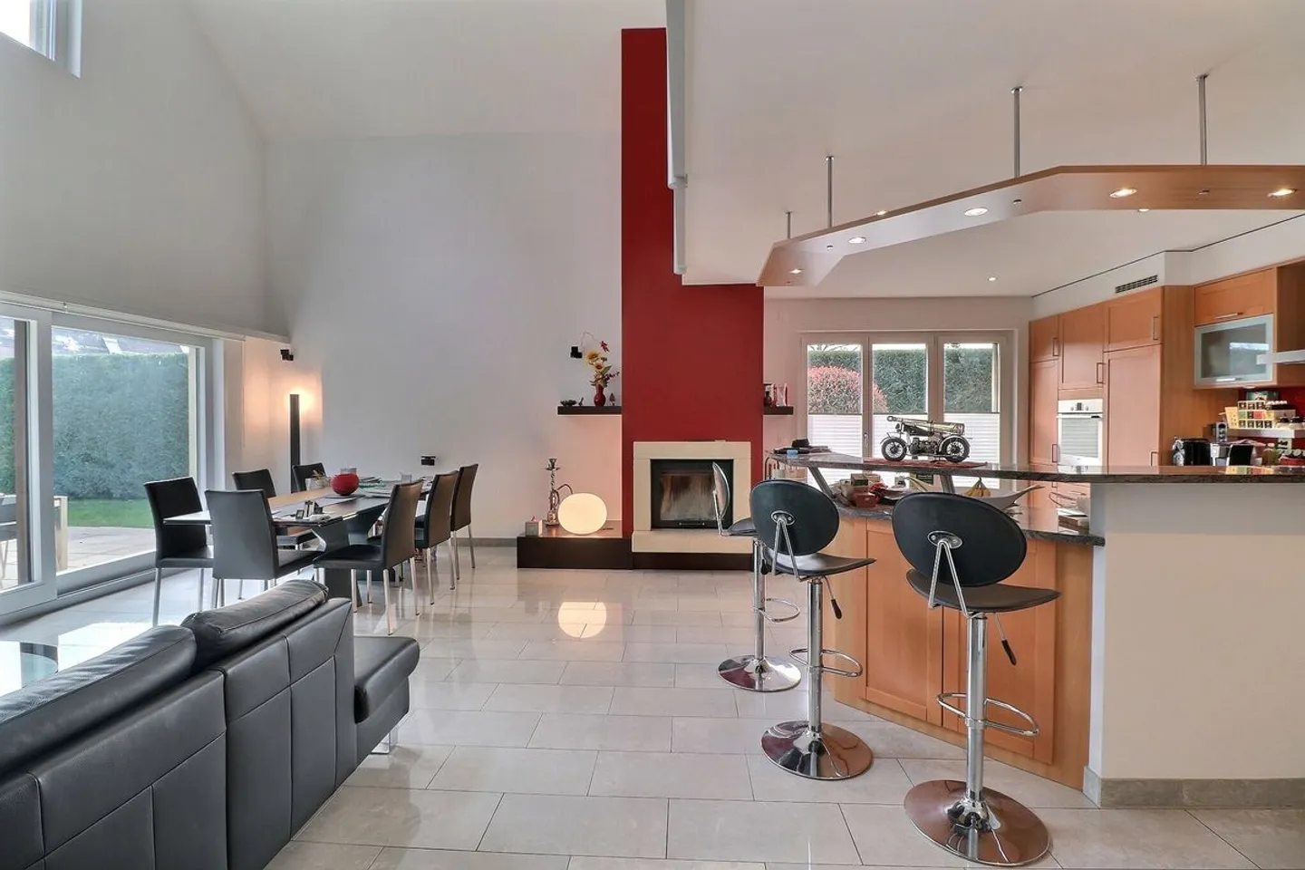 BEAUTIFUL INDIVIDUAL VILLA WITH 7.5 ROOMS AND SWIMMING POOL IN A RESIDENTIAL AREA - Photo 7 of 13