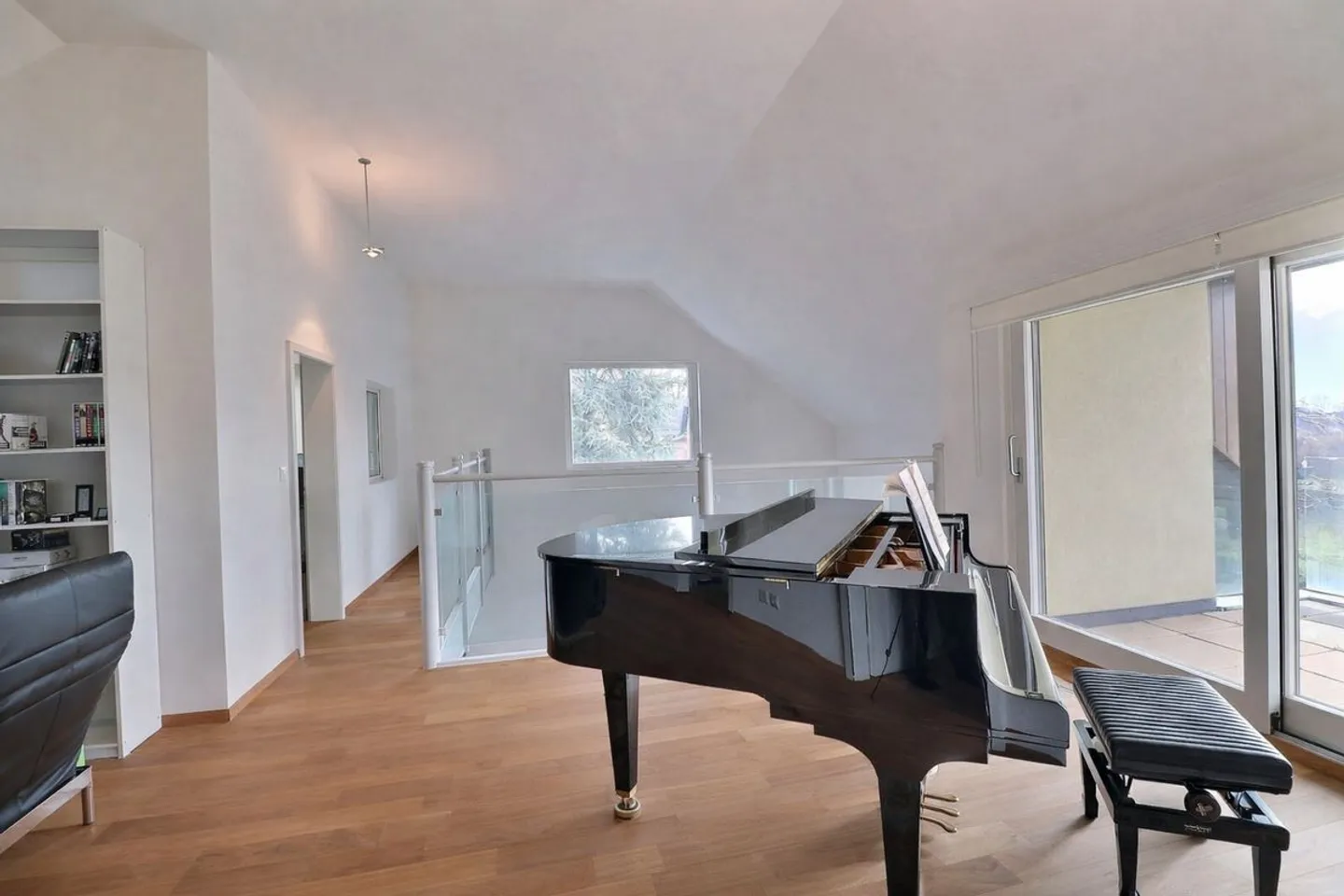 BEAUTIFUL INDIVIDUAL VILLA WITH 7.5 ROOMS AND SWIMMING POOL IN A RESIDENTIAL AREA - Photo 11 of 13