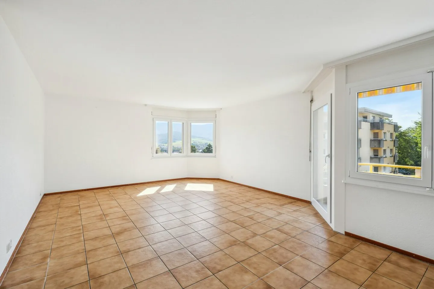 APPARTEMENT À LOUER DANS QUARTIER TRÈS ENSOLEILLÉ ET FAMILIAL - Photo 2 sur 11