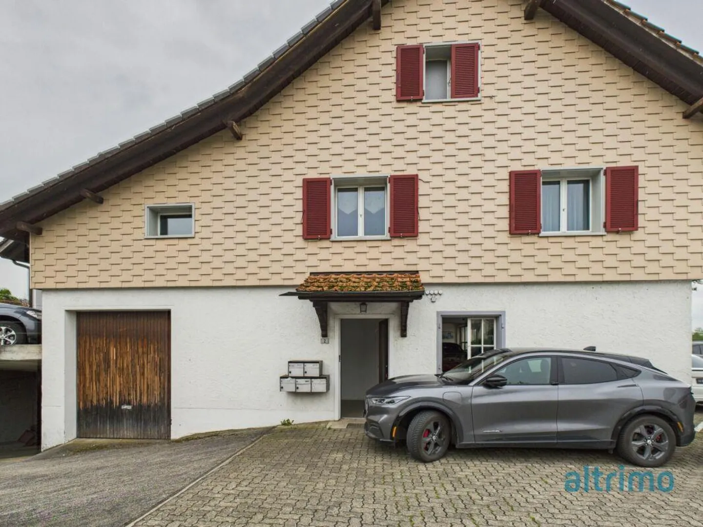 Edificio multifunzionale con showroom, officina e unità abitative - Foto 1 di 16