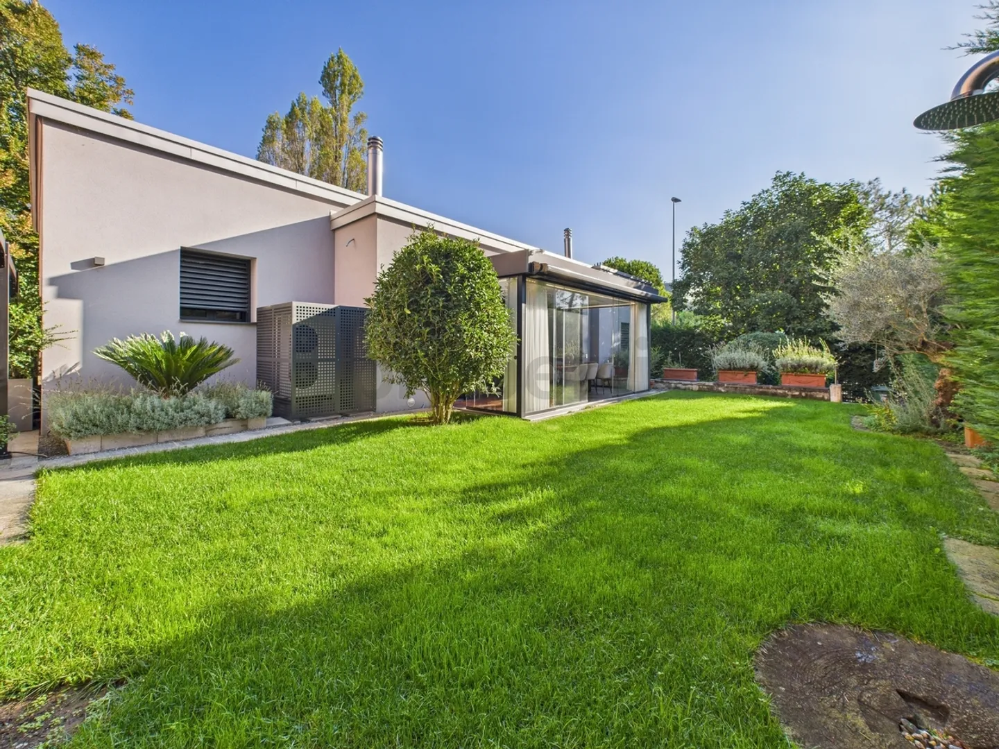 Villa moderna con giardino, spa privata e tecnologia avanzata a Locarno - Foto 1 di 13