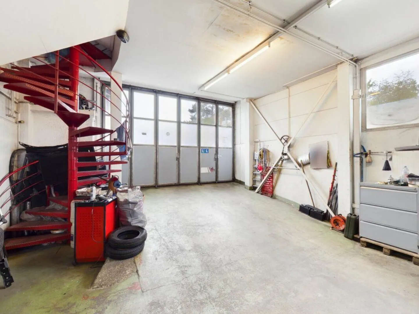 Edificio multifunzionale con showroom, officina e unità abitative - Foto 5 di 16