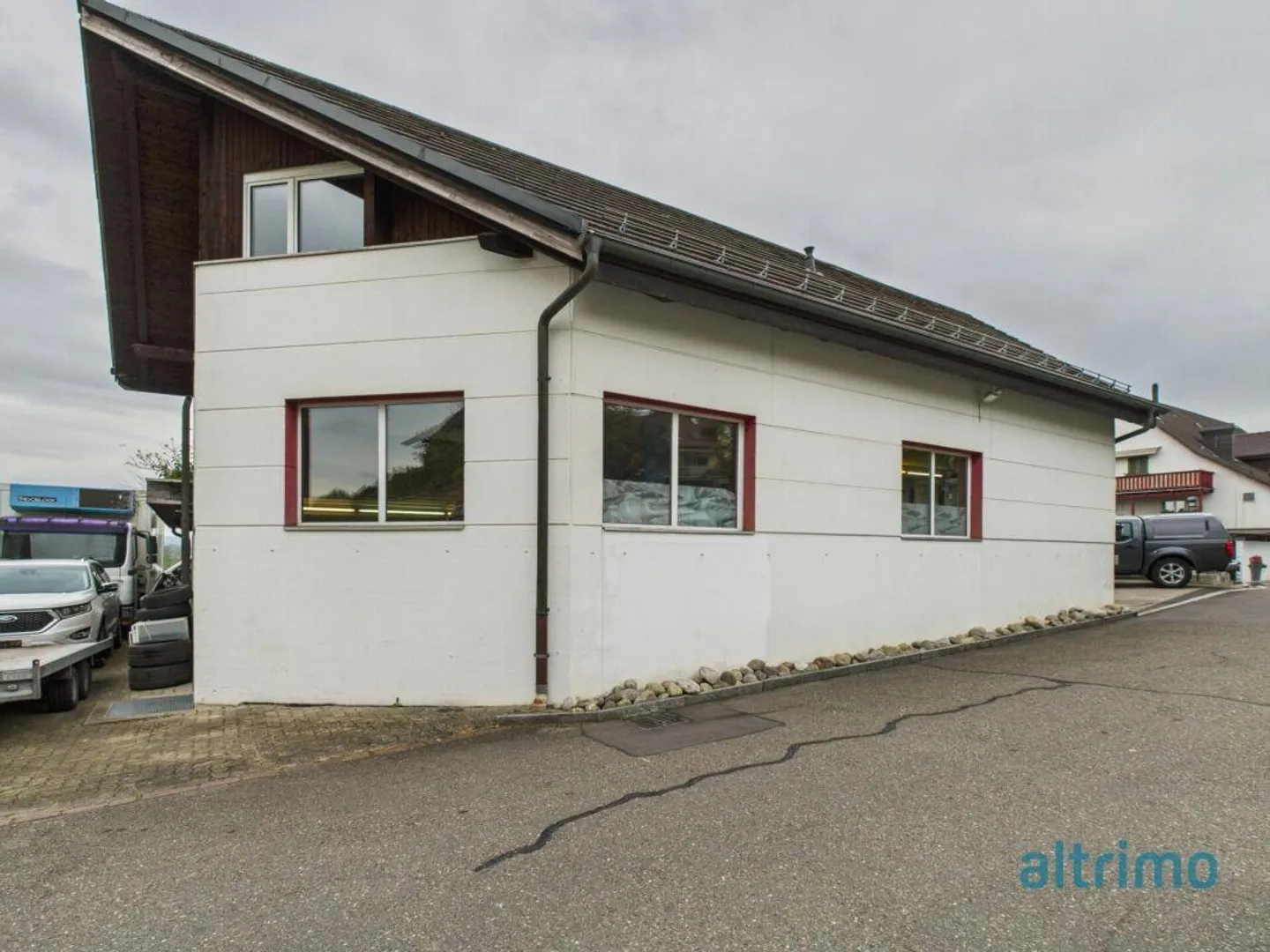 Edificio multifunzionale con showroom, officina e unità abitative - Foto 14 di 16