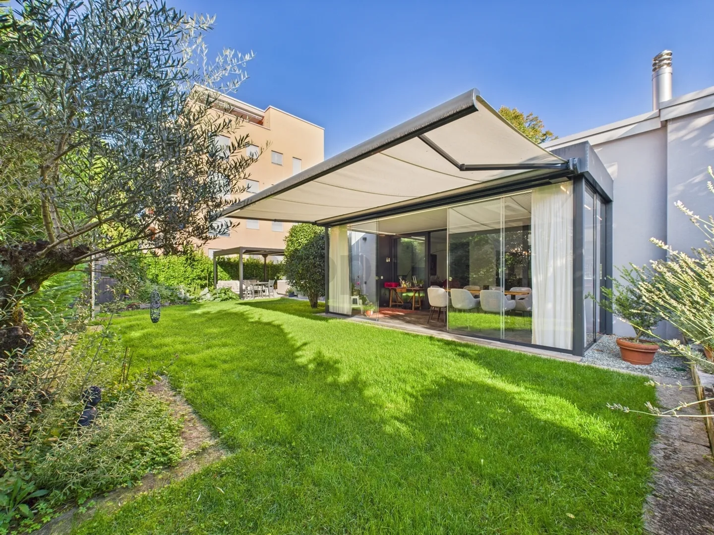 Villa moderna con giardino, spa privata e tecnologia avanzata a Locarno - Foto 4 di 13