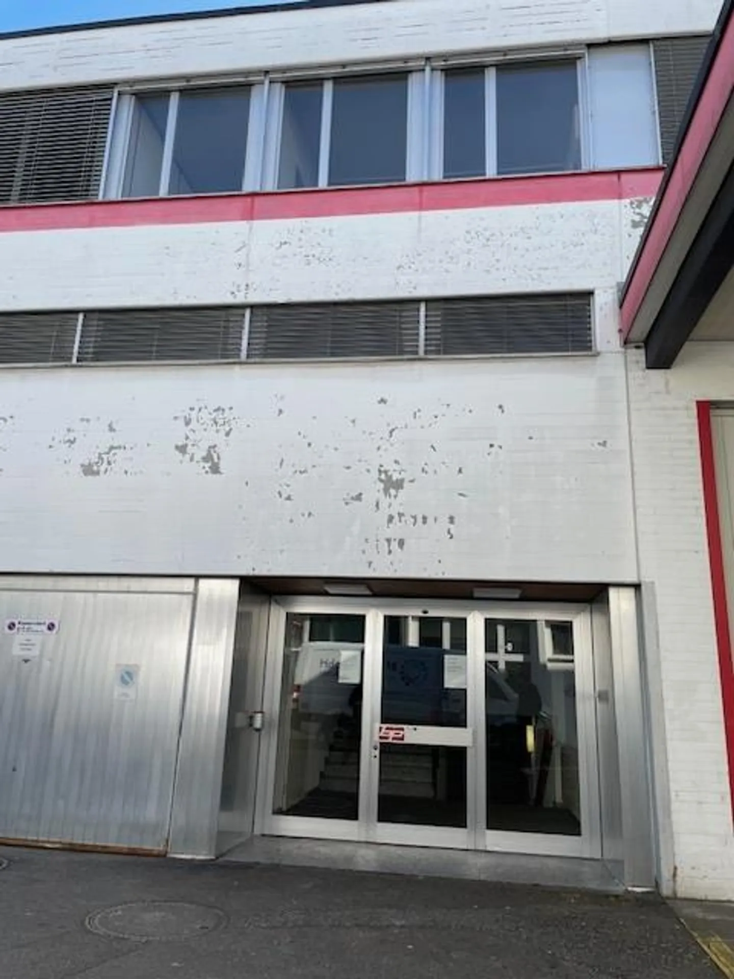 Bright commercial space directly next to the Altbach in Dietlikon - Photo 2 of 2