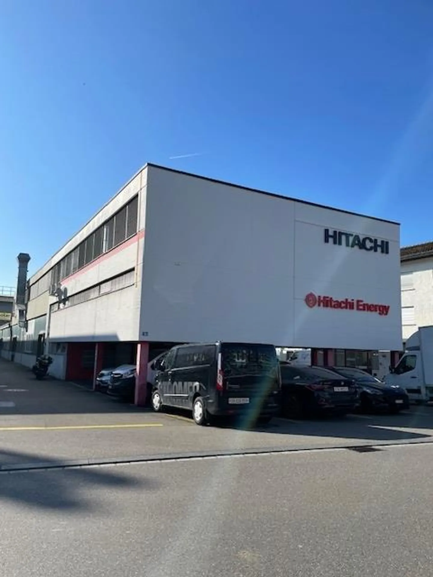 Bright commercial space directly next to the Altbach in Dietlikon - Photo 1 of 2