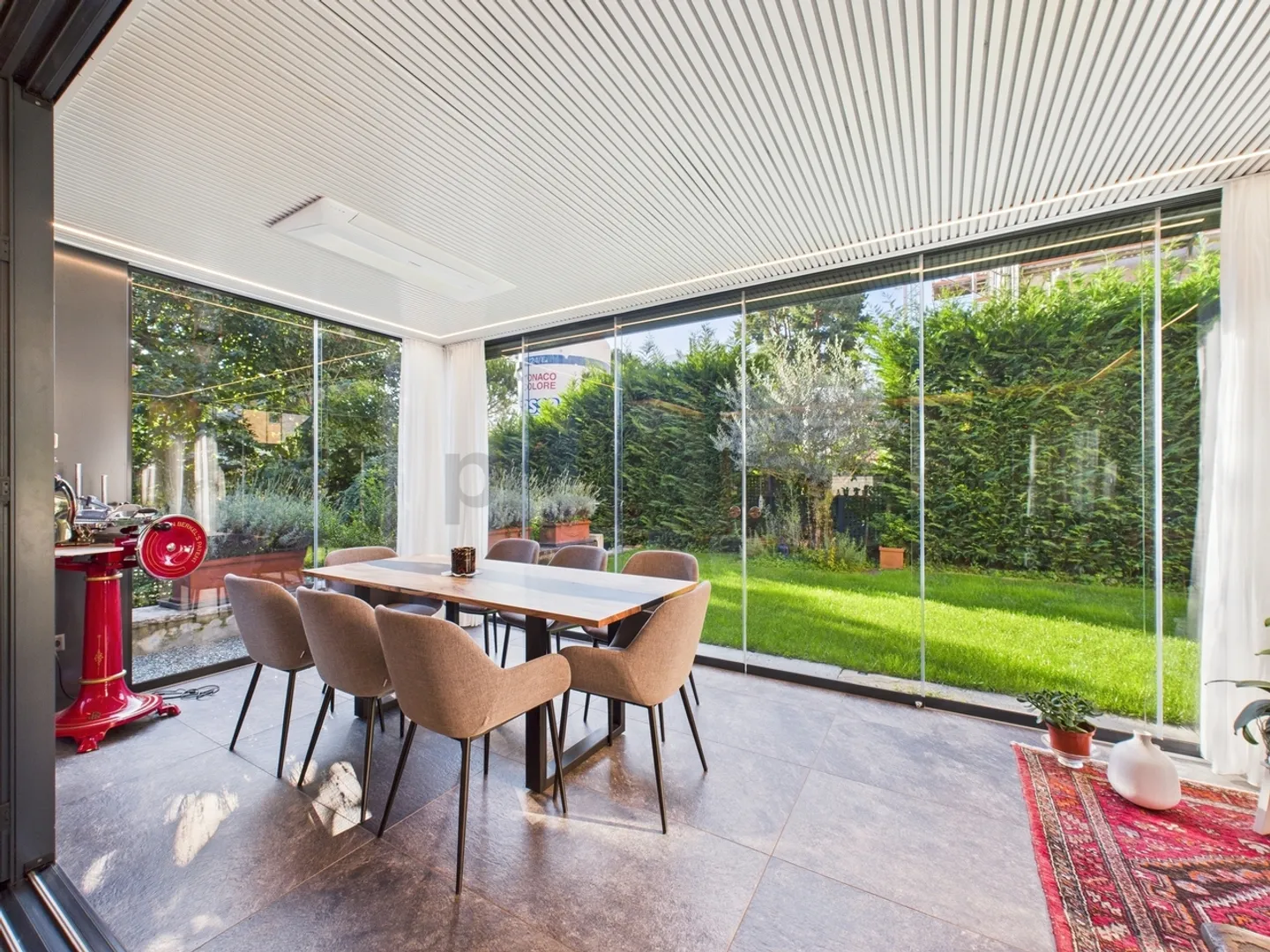 Villa moderna con giardino, spa privata e tecnologia avanzata a Locarno - Foto 11 di 13