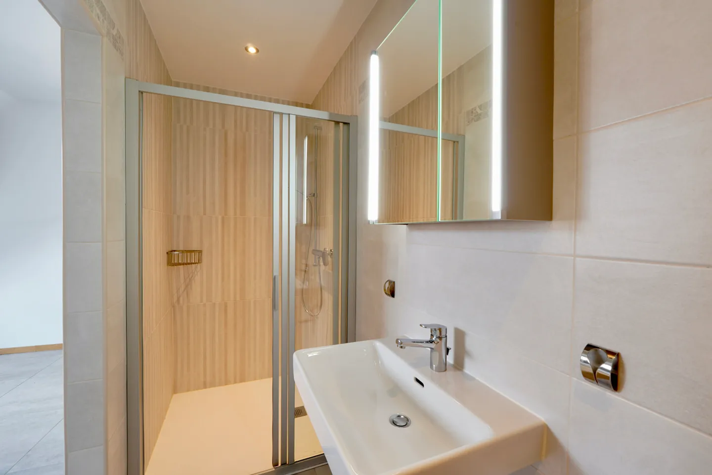 Come una casa: carattere, volumi, vista lago e stazione a 700 m - Foto 15 di 18