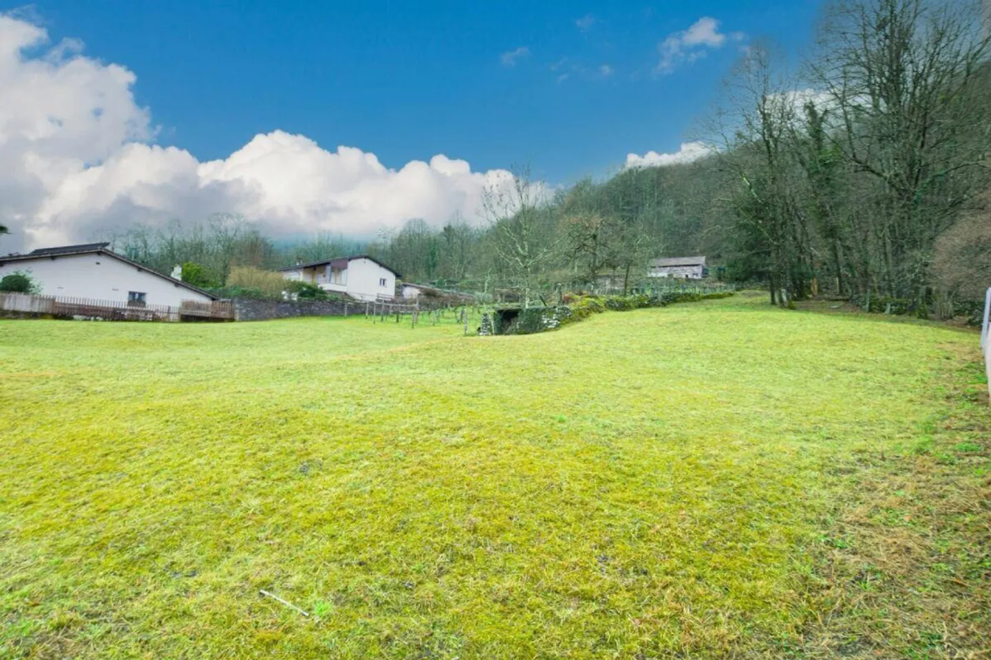 Building plot in a beautiful location - Photo 2 of 2