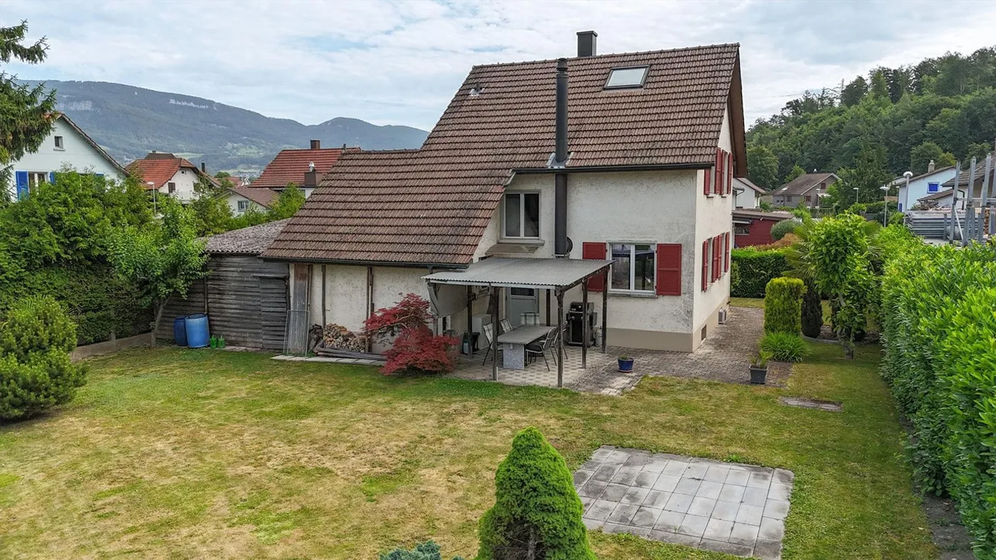 Living & Relaxing: Detached Family House with Generous Garden - Photo 1 of 13