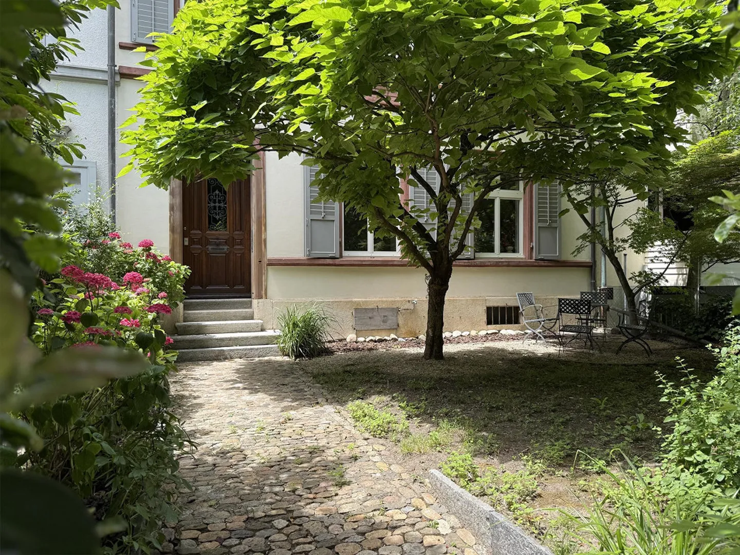 Top-renovated 10-room city villa in the Spalen district near the Spalentor - Photo 1 of 14