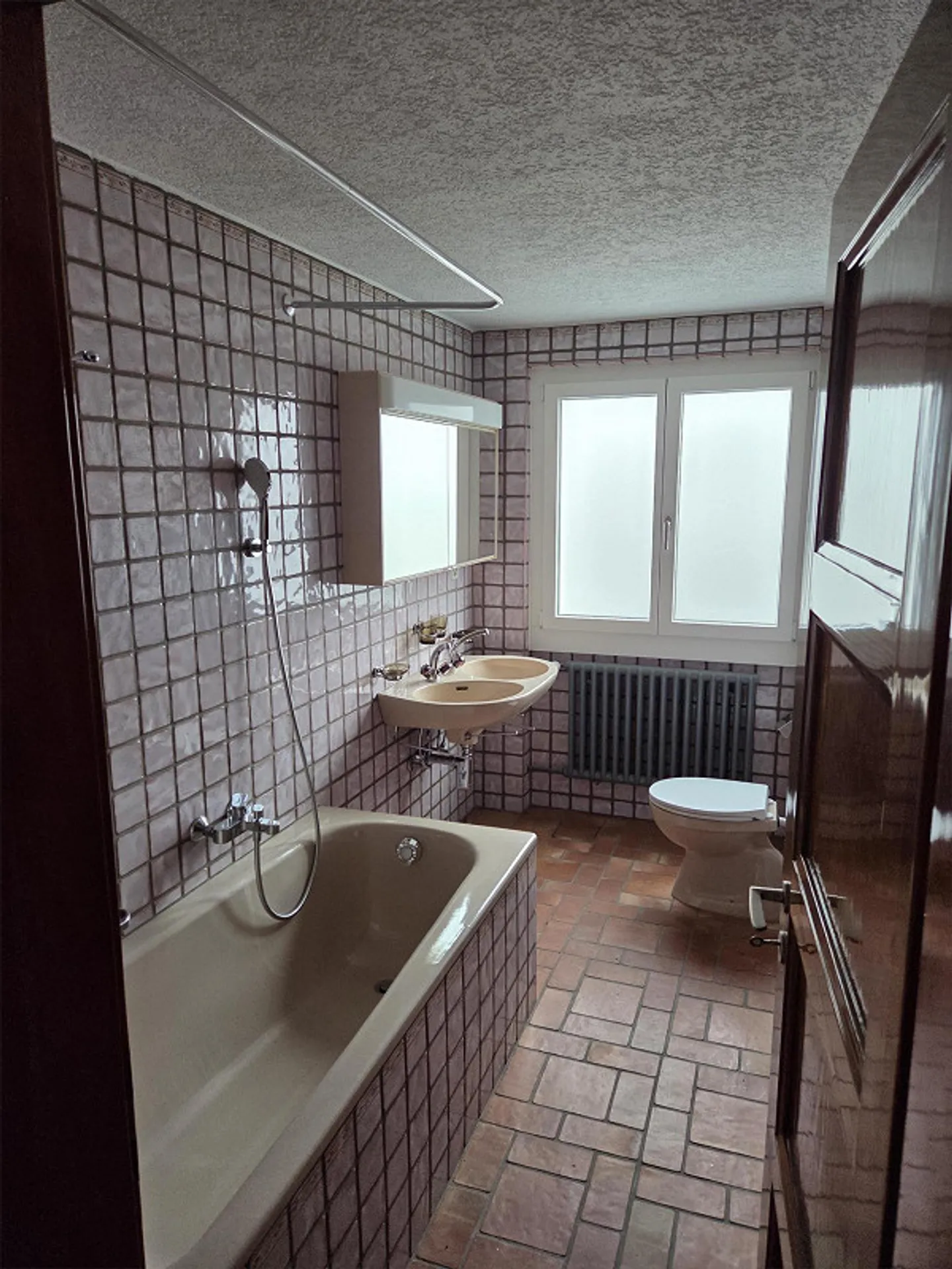 Freshly renovated 4-room apartment - Photo 3 of 6