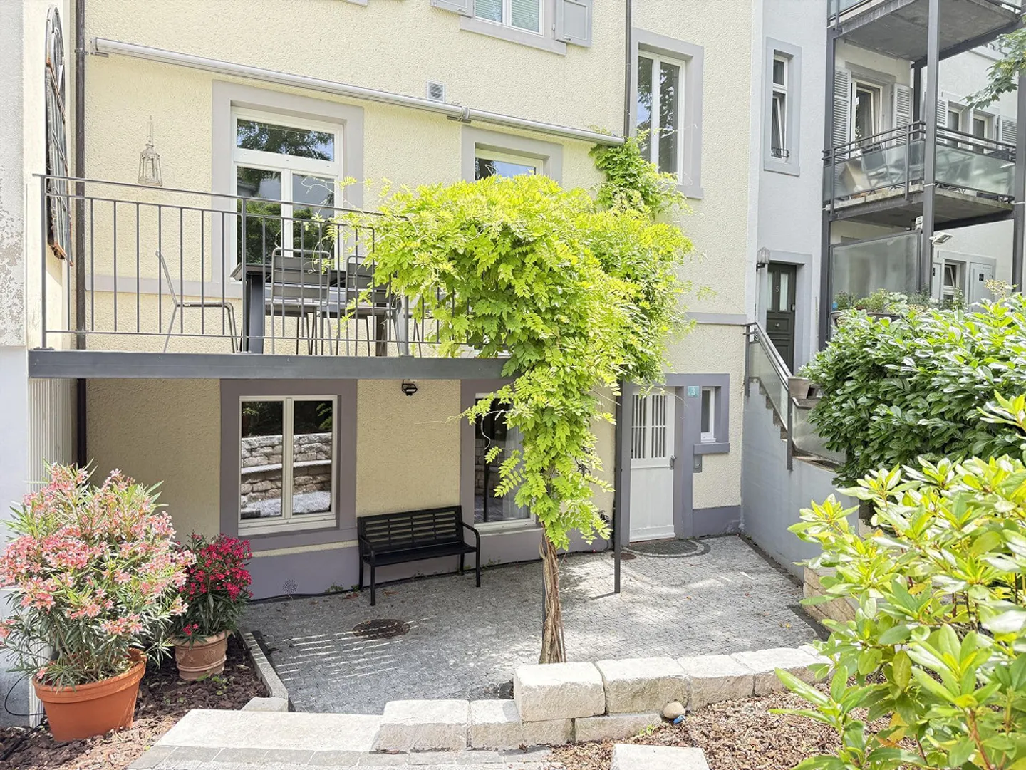 Top-renovated 10-room city villa in the Spalen district near the Spalentor - Photo 2 of 14