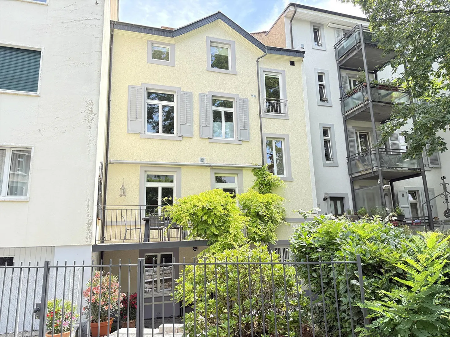 Top-renovated 10-room city villa in the Spalen district near the Spalentor - Photo 3 of 14