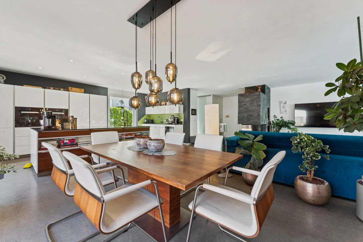 Stylish home with smart home, large garden and outdoor pool - Photo 2 of 4