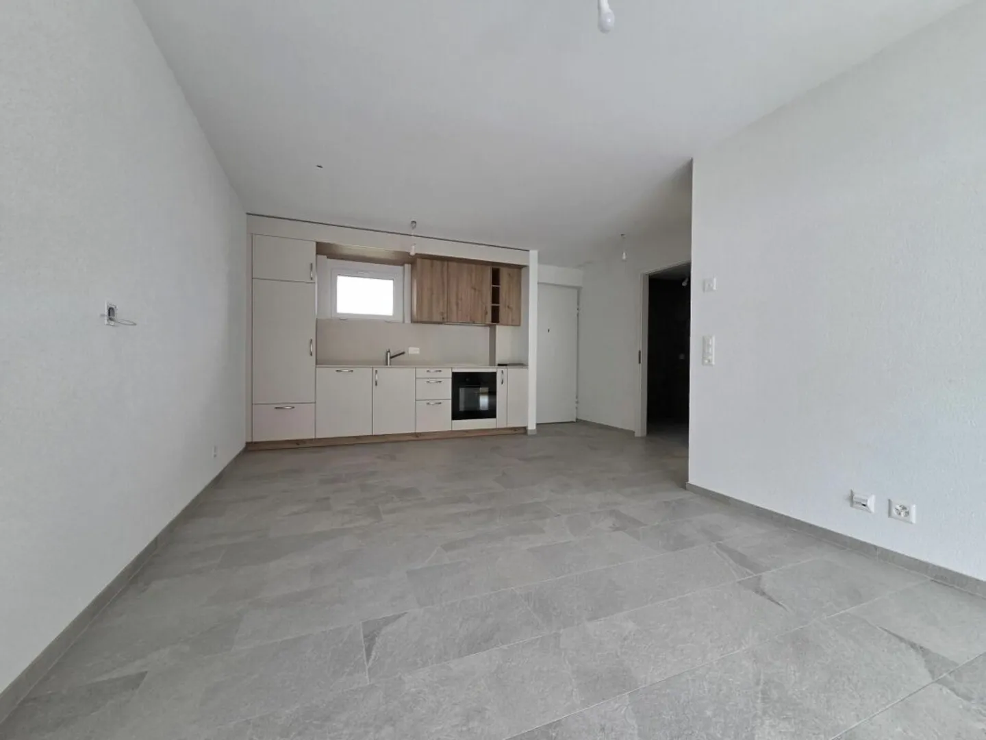 New - 2.5-room apartment with balcony and parking space - Photo 1 of 7