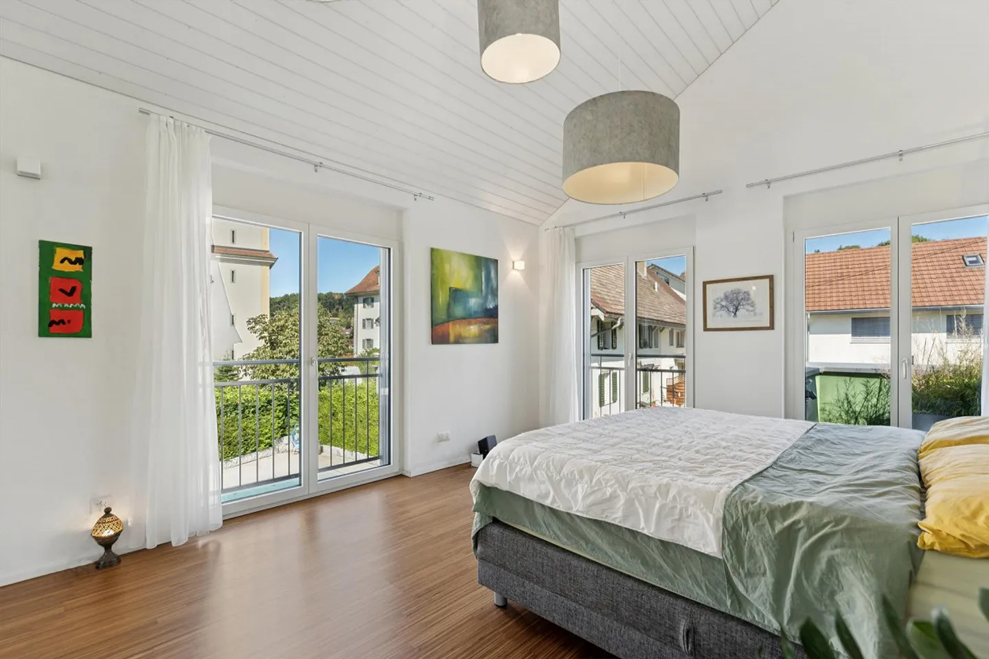 Stylish home with smart home, large garden and outdoor pool - Photo 3 of 4