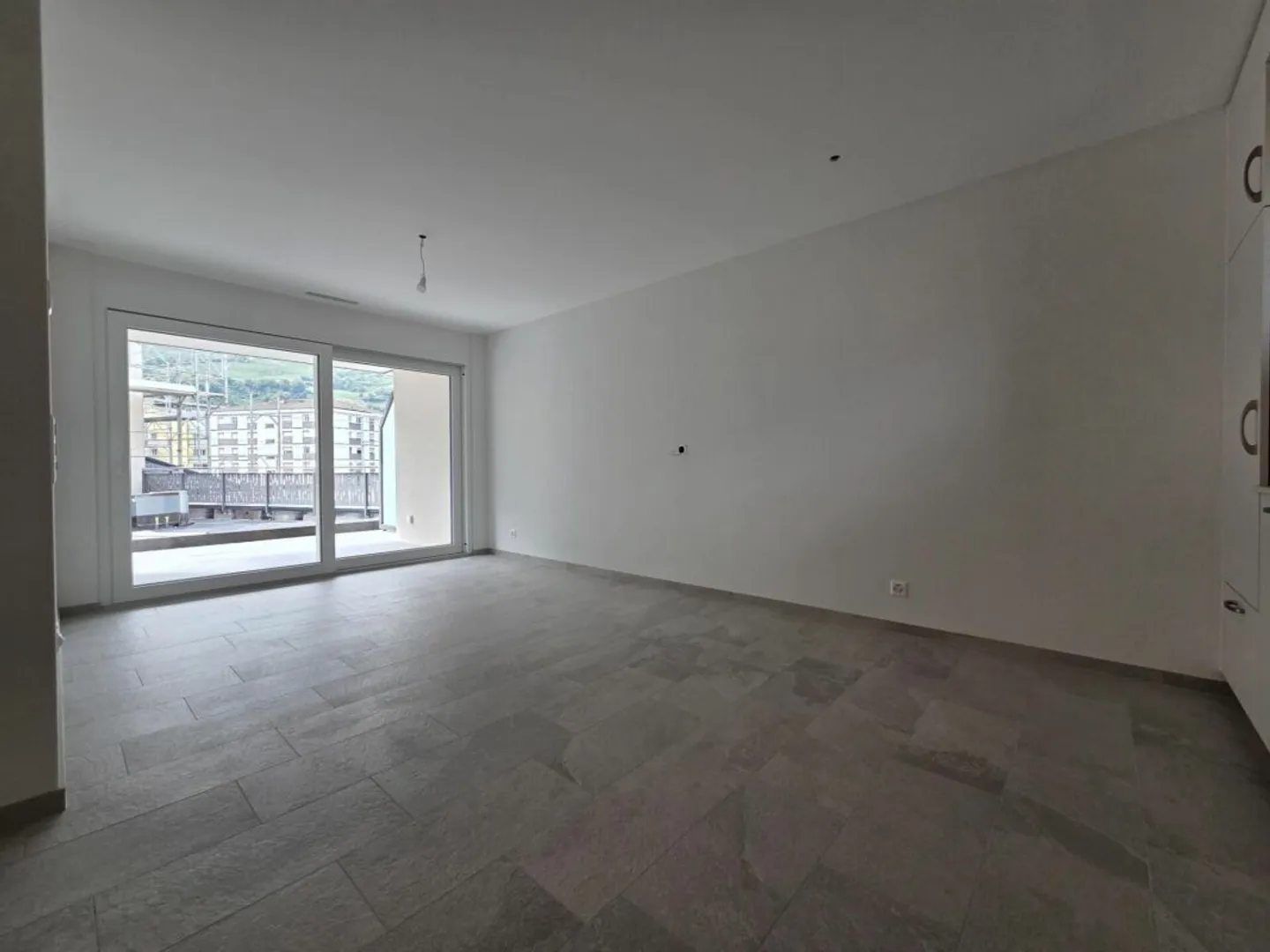 New - 2.5-room apartment with balcony and parking space - Photo 2 of 7