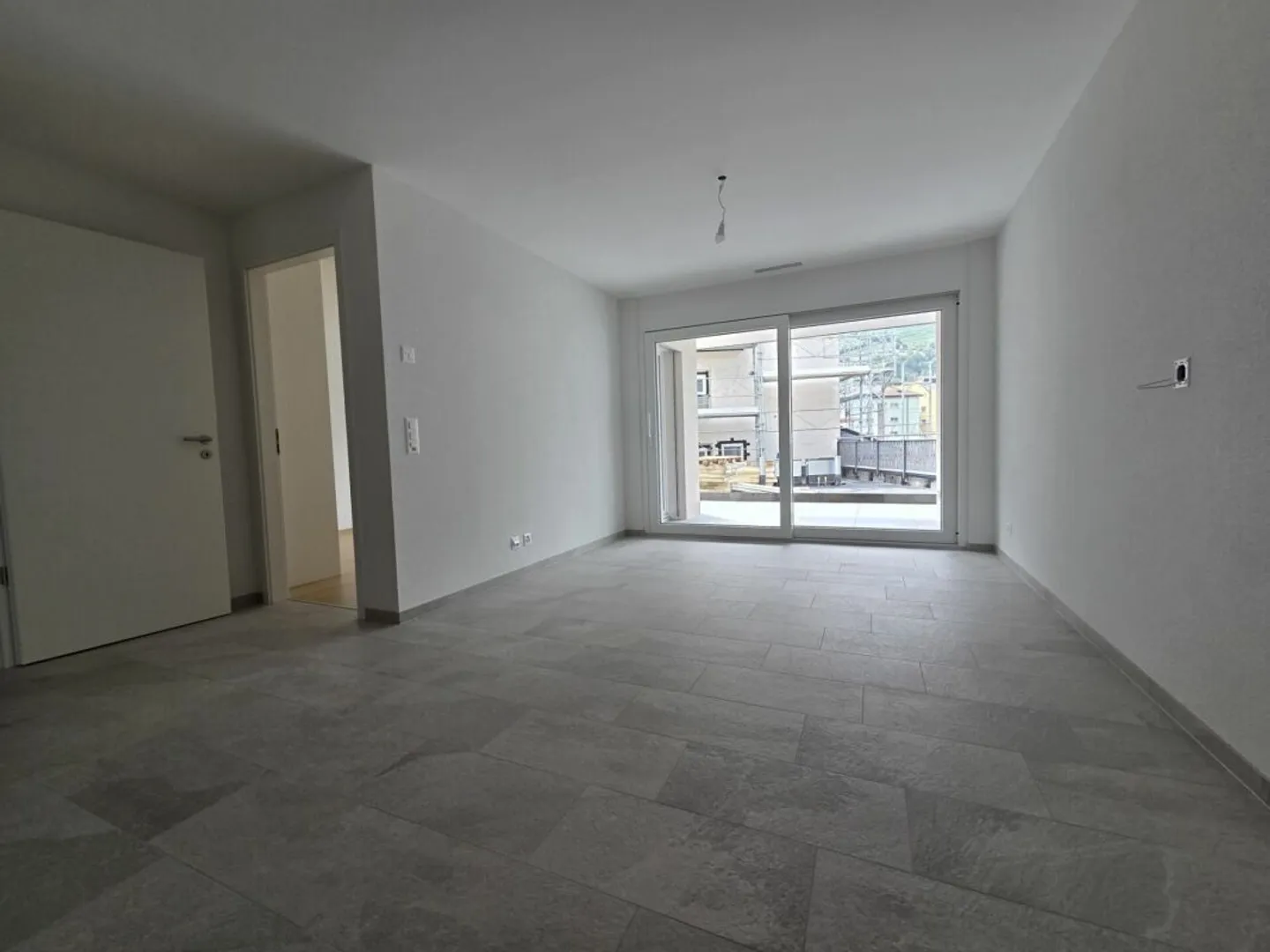 New - 2.5-room apartment with balcony and parking space - Photo 3 of 7