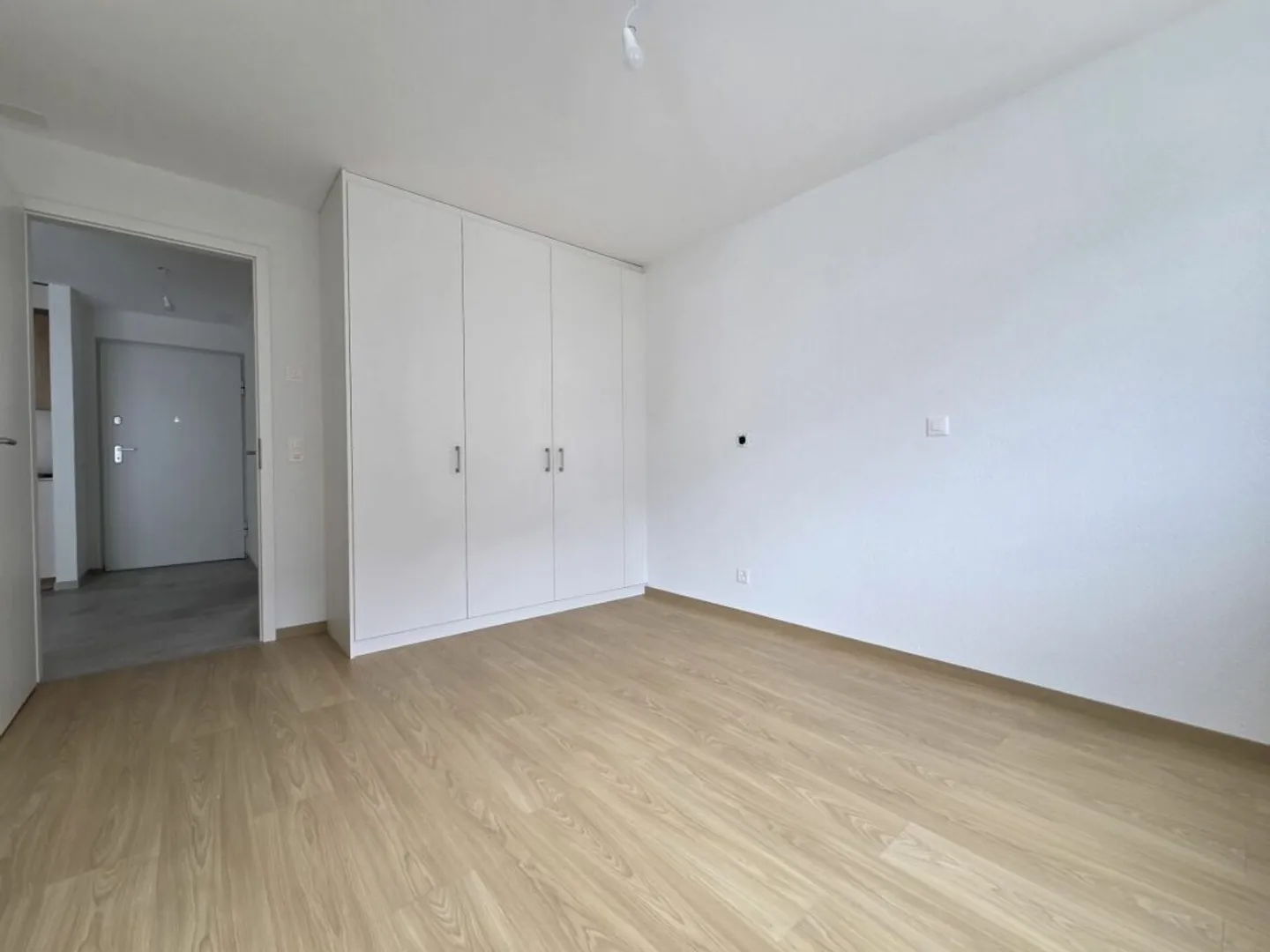 New - 2.5-room apartment with balcony and parking space - Photo 4 of 7