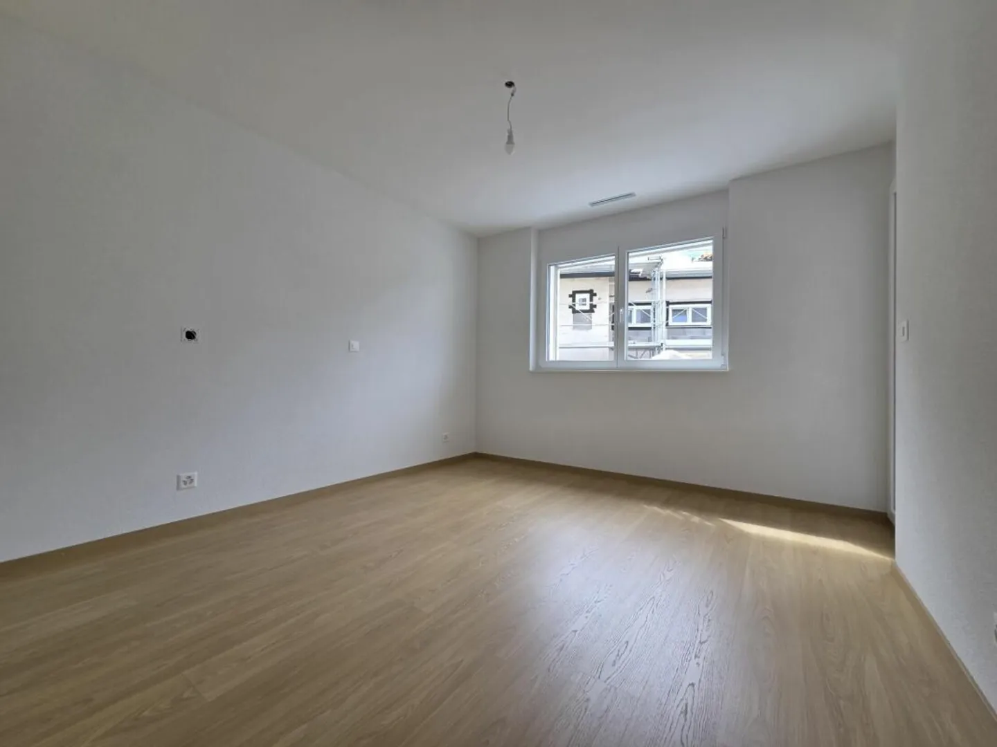 New - 2.5-room apartment with balcony and parking space - Photo 5 of 7