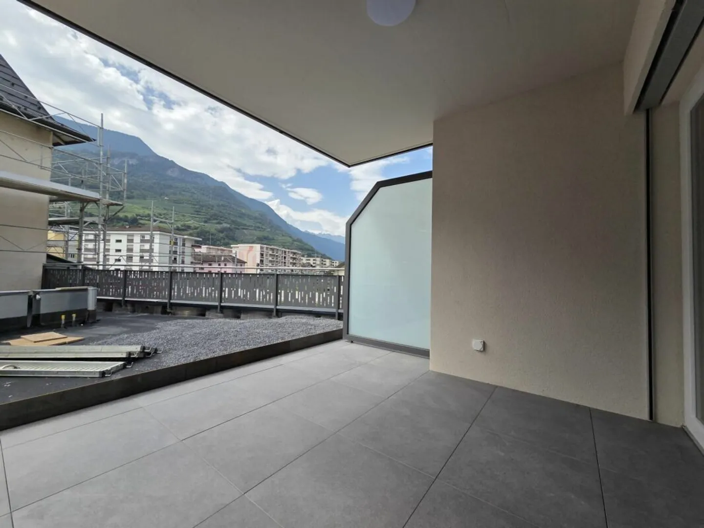 New - 2.5-room apartment with balcony and parking space - Photo 7 of 7