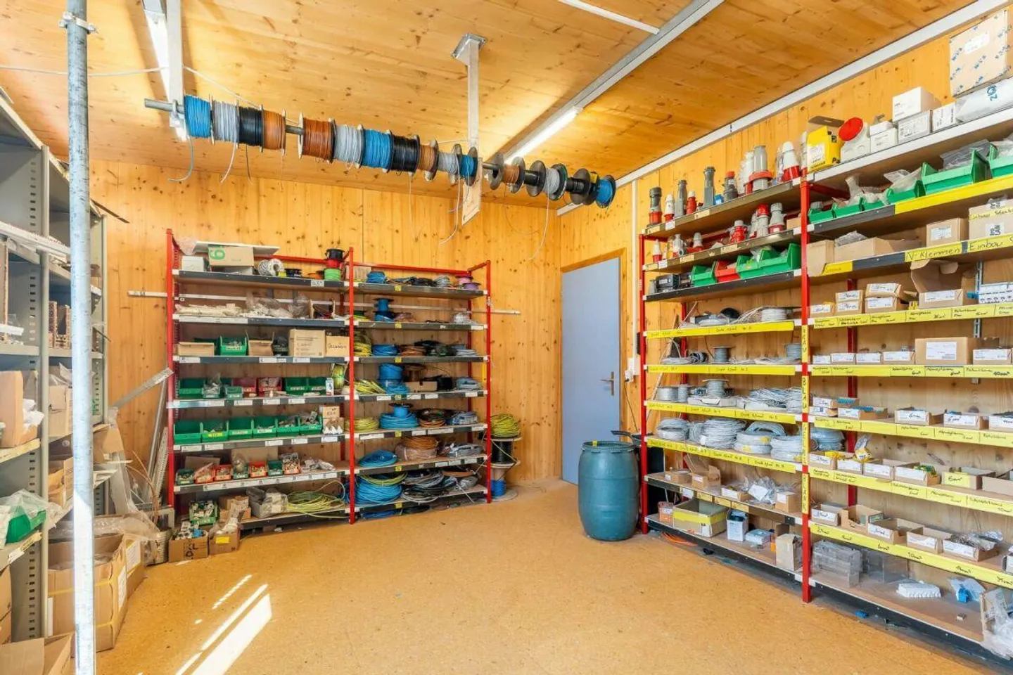 Gewerberaum (Büro / Werkstatt) mit 10 Aussenparkplätzen - Foto 4 von 21
