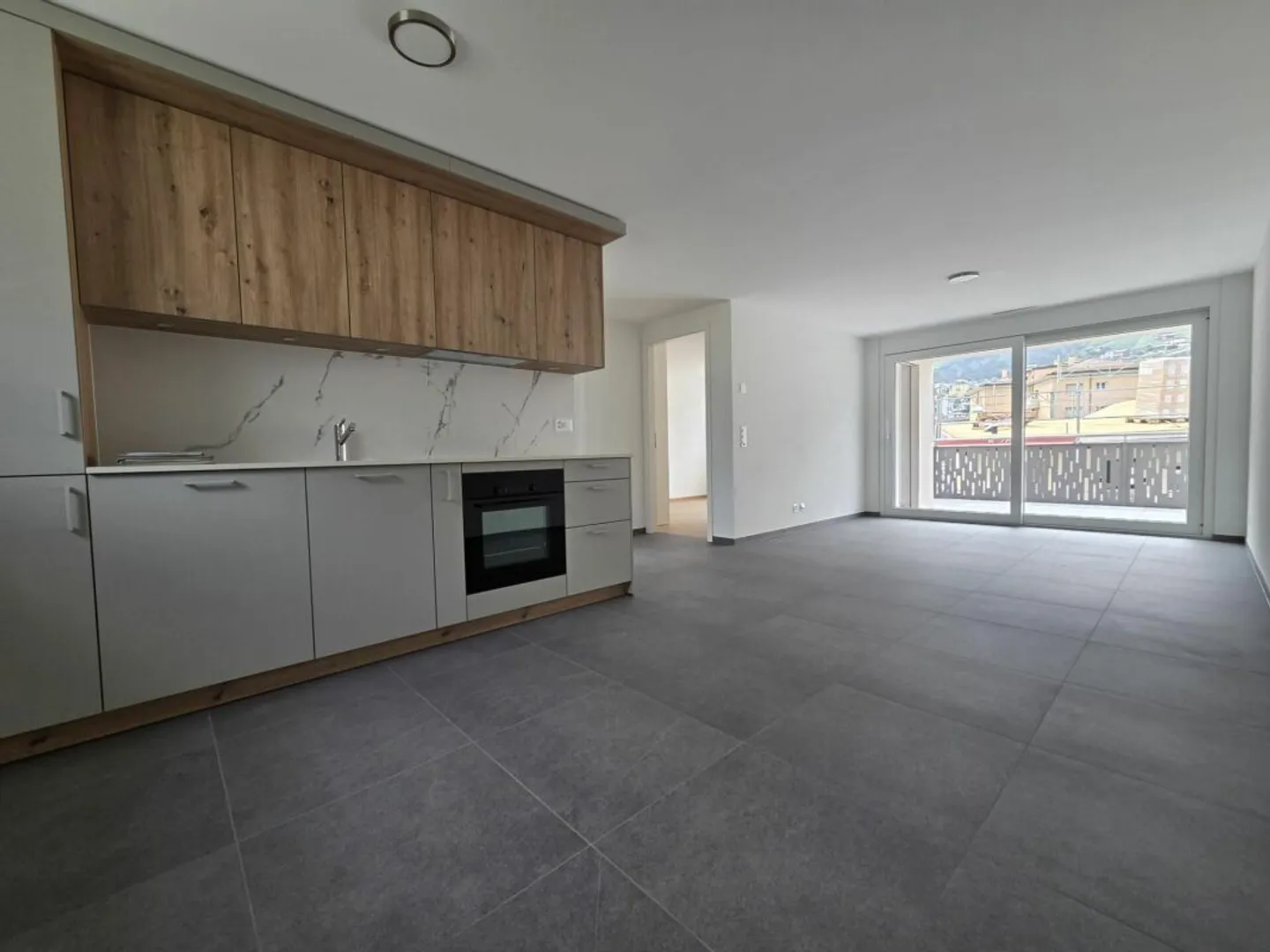 New - 3.5-room apartment with balcony and parking spaces - Photo 1 of 7