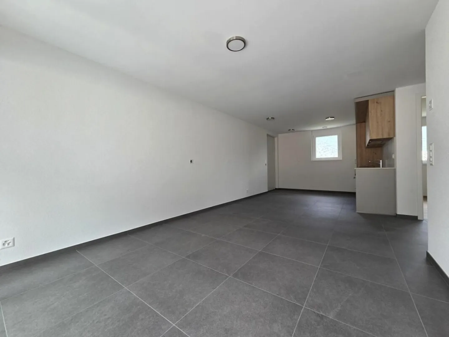 New - 3.5-room apartment with balcony and parking spaces - Photo 2 of 7